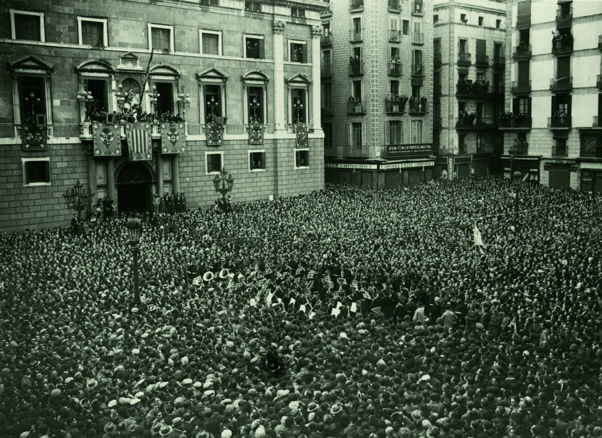 Proklamacja Republiki Katalońskiej w 1931 r., By Banda Municipal de Barcelona - Banda Municipal de Barcelona, CC BY-SA 3.0, https://commons.wikimedia.org/w/index.php?curid=33811819